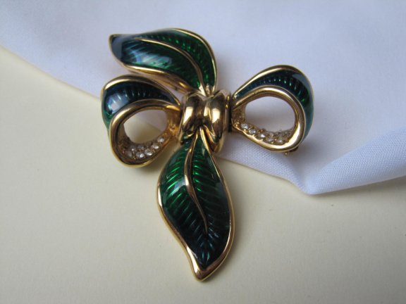 Broche goudkleurig strikmodel met groen emaille en rijnsteentjes 5.3x4.5 cm - Afbeelding 3