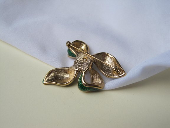 Broche goudkleurig strikmodel met groen emaille en rijnsteentjes 5.3x4.5 cm - Afbeelding 4