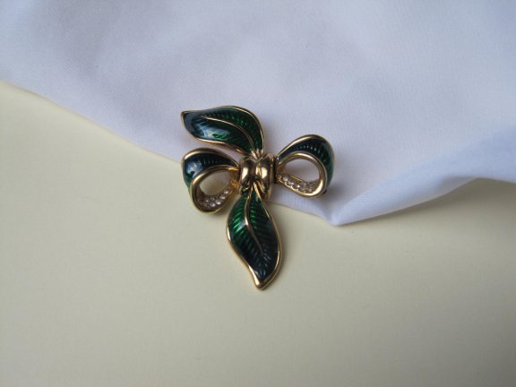Broche goudkleurig strikmodel met groen emaille en rijnsteentjes 5.3x4.5 cm - Afbeelding 5