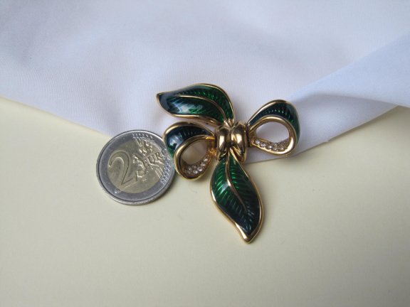 Broche goudkleurig strikmodel met groen emaille en rijnsteentjes 5.3x4.5 cm - Afbeelding 6