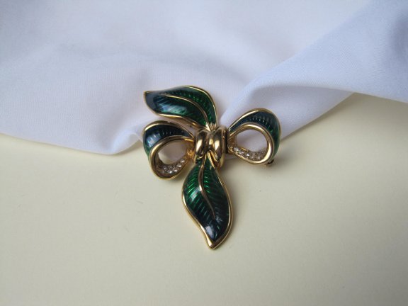 Broche goudkleurig strikmodel met groen emaille en rijnsteentjes 5.3x4.5 cm - Afbeelding 7