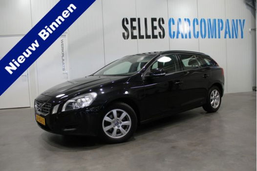 Volvo V60 - 1.6 D2 Kinetic | Navigatie | Lm velgen | PDC | Trekhaak | - 1