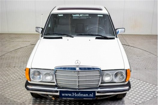 Mercedes-Benz 200-serie - 240 D - 1