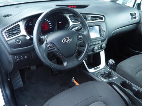 Kia Cee'd - 1.6 GDI First Edition / Camera / Navigatie / Parkeersensoren / 17 inch - 1