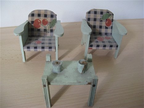Voor in het poppenhuis...twee groene (arm) stoeltjes met een tafel...jaren 20! - 1