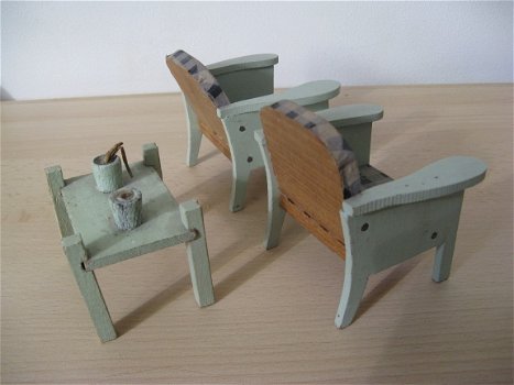 Voor in het poppenhuis...twee groene (arm) stoeltjes met een tafel...jaren 20! - 3