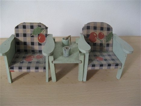 Voor in het poppenhuis...twee groene (arm) stoeltjes met een tafel...jaren 20! - 4