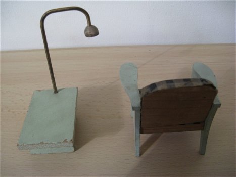 Voor in het poppenhuis...een groene (arm) stoel met een tafel met lamp...jaren 20! - 2