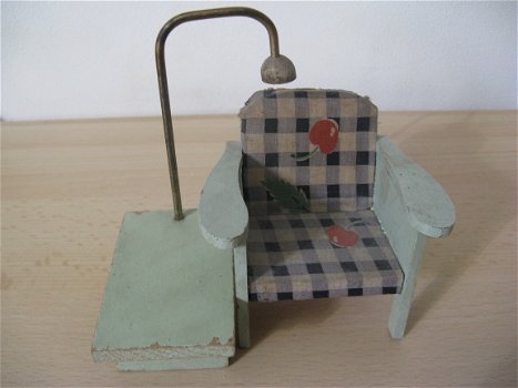Voor in het poppenhuis...een groene (arm) stoel met een tafel met lamp...jaren 20! - 4
