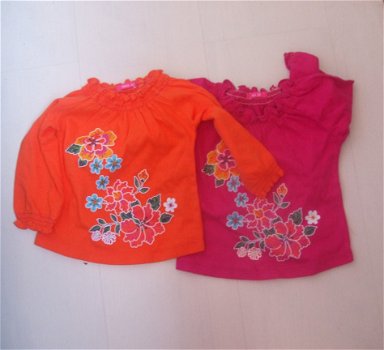 2 LEUKE MEISJES LONGSLEEVE MET BLOEMEM EROP MAAT 62 - 1