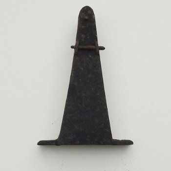 Slingerhuis, hoog 7.7 cm. (Art.Nr. E05-106) - 1