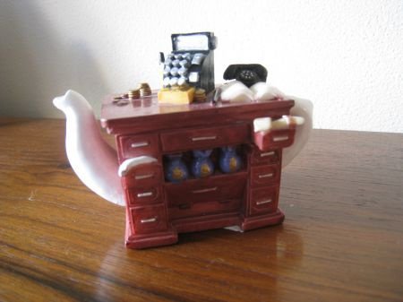Decoratief klein theepotje in vorm van bureau - nr. 1