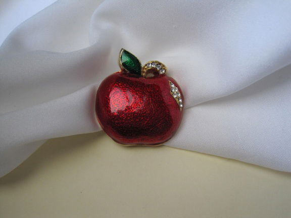 Broche appel goudkleurig en rood emaille met een beet van heldere rijnstenen 3.2x3.5 cm - nr. 1