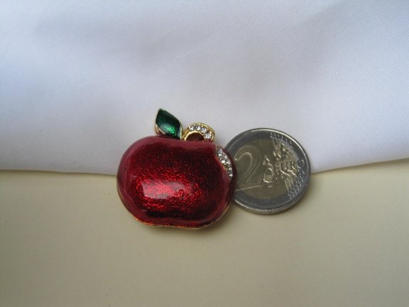 Broche appel goudkleurig en rood emaille met een beet van heldere rijnstenen 3.2x3.5 cm - Afbeelding 2