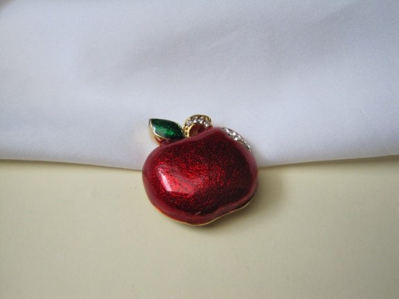 Broche appel goudkleurig en rood emaille met een beet van heldere rijnstenen 3.2x3.5 cm - Afbeelding 3