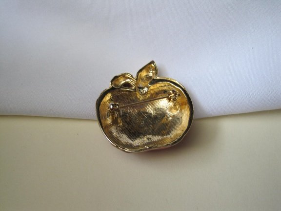 Broche appel goudkleurig en rood emaille met een beet van heldere rijnstenen 3.2x3.5 cm - Afbeelding 4