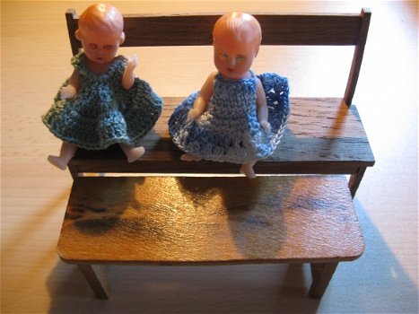 Voor in het poppenhuis: Een tweeling poppetje met een bankje en tafeltje...jaren 50 - 1