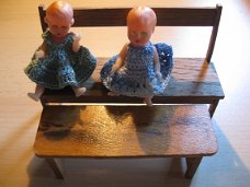 Voor in het poppenhuis: Een tweeling poppetje met een bankje en tafeltje...jaren 50