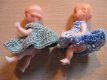 Voor in het poppenhuis: Een tweeling poppetje met een bankje en tafeltje...jaren 50 - 3 - Thumbnail