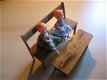 Voor in het poppenhuis: Een tweeling poppetje met een bankje en tafeltje...jaren 50 - 4 - Thumbnail