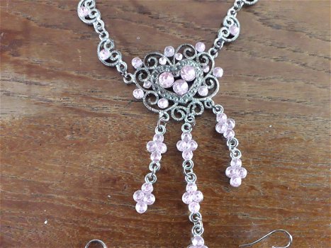 Zilverkleurig ketting en oorbellen met roze strasssteentjes - 2