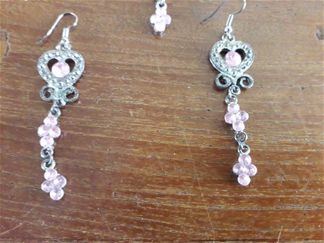 Zilverkleurig ketting en oorbellen met roze strasssteentjes - 3