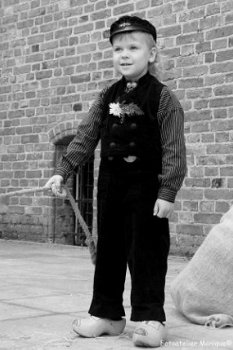 Fotokaart Jongetje in Zeeuwse klederdracht met touw (zwart-wit) (Folk06) - 1