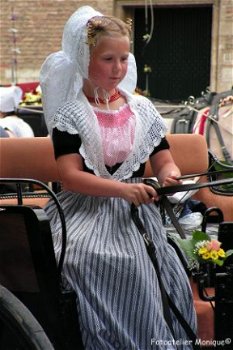 Fotokaart Meisje in Zeeuwse klederdracht ment paard (kleur) (Folk09) - 1