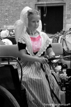 Fotokaart Meisje in Zeeuwse klederdracht ment paard (zwart-wit en roze) (Folk08) - 1
