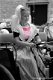Fotokaart Meisje in Zeeuwse klederdracht ment paard (zwart-wit en roze) (Folk08) - 1 - Thumbnail