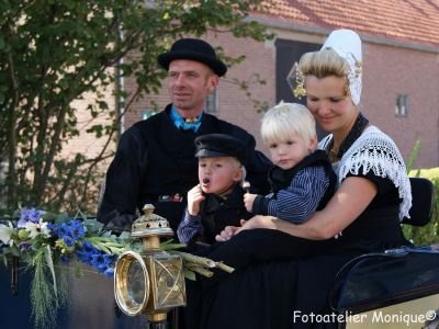 Fotokaart Familie in Zeeuwse klederdracht in sjees (Folk01) - 1