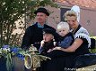 Fotokaart Familie in Zeeuwse klederdracht in sjees (Folk01) - 1 - Thumbnail