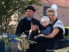 Fotokaart Familie in Zeeuwse klederdracht in sjees (Folk01)