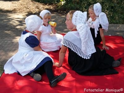 Fotokaart Meisjes in Zeeuwse klederdracht picknicken (Folk02) - 1
