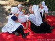 Fotokaart Meisjes in Zeeuwse klederdracht picknicken (Folk02) - 1 - Thumbnail