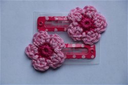** Polkadot haarclips met een gehaakt bloemetje (lichtroze)