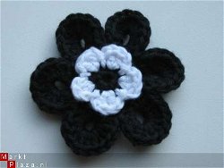** Grote (6,5 cm) gehaakte bloem (zwart/wit)