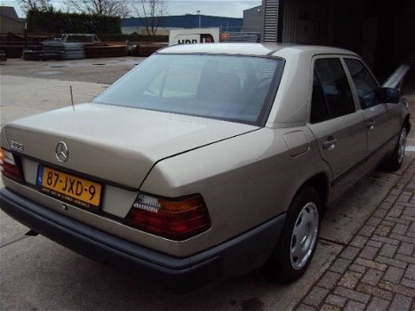 Mercedes-Benz 200-serie - 200 - 1