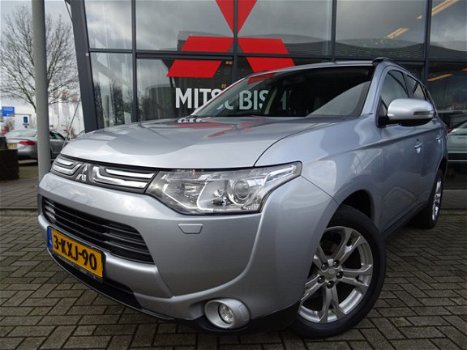 Mitsubishi Outlander - 2.0 Intense+ *CVT AUTOMAAT* 7-PERSOONS *NAVIGATIE*CAMERA ACHTER*DEALER ONDERH - 1