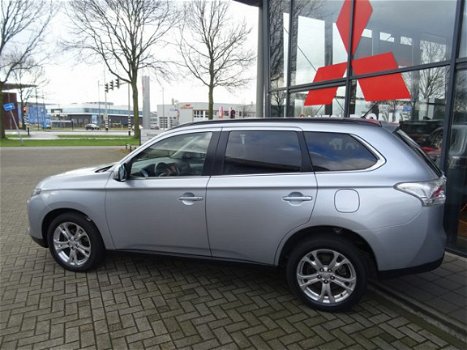 Mitsubishi Outlander - 2.0 Intense+ *CVT AUTOMAAT* 7-PERSOONS *NAVIGATIE*CAMERA ACHTER*DEALER ONDERH - 1