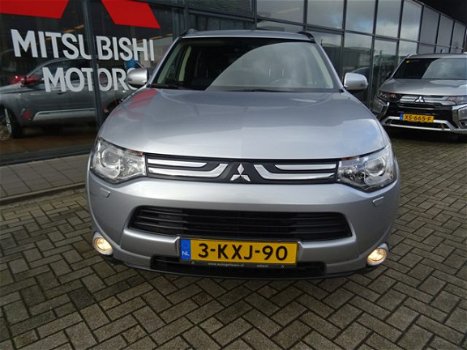 Mitsubishi Outlander - 2.0 Intense+ *CVT AUTOMAAT* 7-PERSOONS *NAVIGATIE*CAMERA ACHTER*DEALER ONDERH - 1