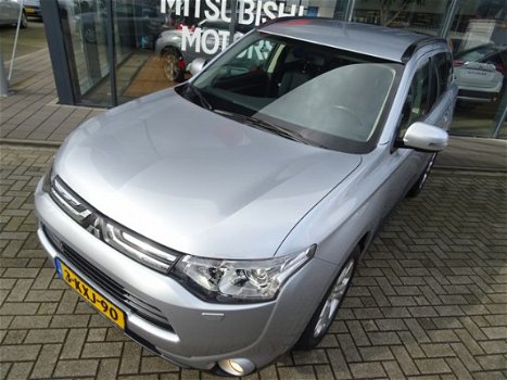 Mitsubishi Outlander - 2.0 Intense+ *CVT AUTOMAAT* 7-PERSOONS *NAVIGATIE*CAMERA ACHTER*DEALER ONDERH - 1