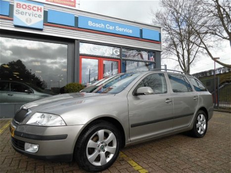 Skoda Octavia Combi - 1.6 FSI Tour AIRCO CRUISE CONTROL Financiering vanaf € 134, 00 per maand - 1