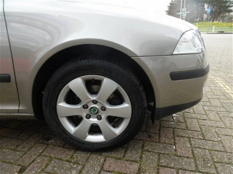 Skoda Octavia Combi - 1.6 FSI Tour AIRCO CRUISE CONTROL Financiering vanaf € 134, 00 per maand - 1