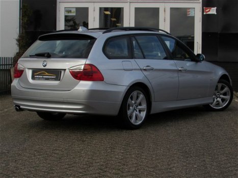 BMW 3-serie Touring - 320i Business Line PANORAMADAK|NAVIGATIE|AUTOMAAT|NTROL|ECC/AIRCO|PDC VOOR+ACH - 1