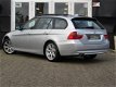 BMW 3-serie Touring - 320i Business Line PANORAMADAK|NAVIGATIE|AUTOMAAT|NTROL|ECC/AIRCO|PDC VOOR+ACH - 1 - Thumbnail