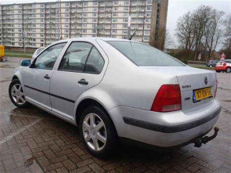 Volkswagen Bora - 1.6i Trendline - 1