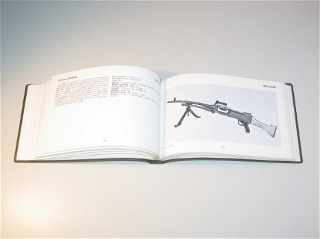 Jane's Pocket Book 17: Rifles And Light Machine Guns New Edition - 1980 - 7