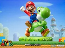 First4Figures Super Mario Mario and Yoshi statue