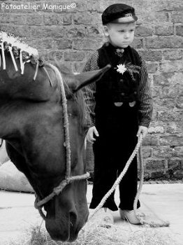 Fotokaart Jongetje en paardenhoofd zwart-wit (Folk07) - 1